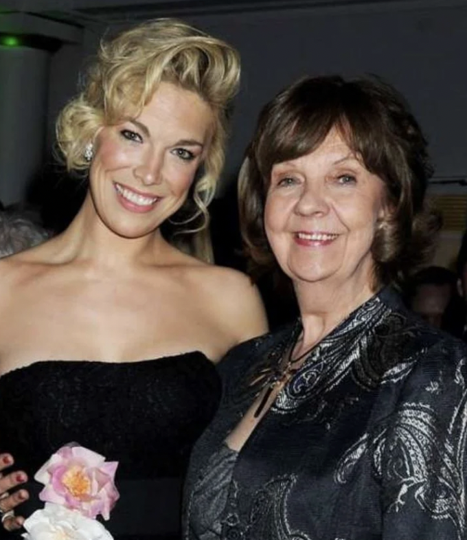 Melodie Kelly – Age, Height, Opera Singer, and Mother of Hannah Waddingham